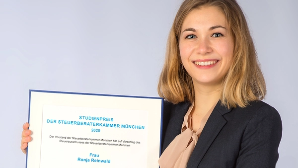 Reinwald holding the certficate in her hands