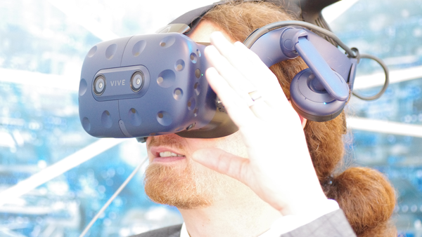 THI-Professor Dr. Uwe Holzhammer blickt mit der VR-Brille in virtuelle Welten.