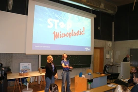 Die Schwestern Leonie und Zoe Prillwitz ließen in ihrem Pitch symbolisch für das Microplastik-Problem Konfetti regnen.
