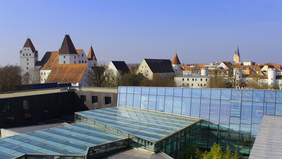 Dächer der Hochschule, im Hintergrund die Stadt Ingolstadt