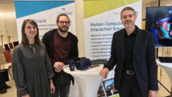Abbildung: Prof. Dr. Andreas Riener und ein Teil seines Teams waren Mitte November beim GI-Symposium „Mensch-Computer-Interaktion: KI für den Menschen” in Berlin vertreten