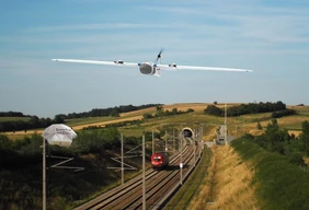 Drohne über einer Zugstrecke