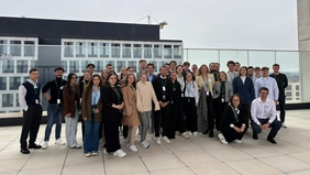 Ein Gruppenbild der Exkursionsgruppe auf dem Dach des Firmengebäudes.