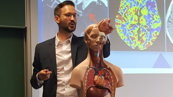 Prof. Dr. Matthias Eckert zeigt ein Modell der menschlichen Organe.