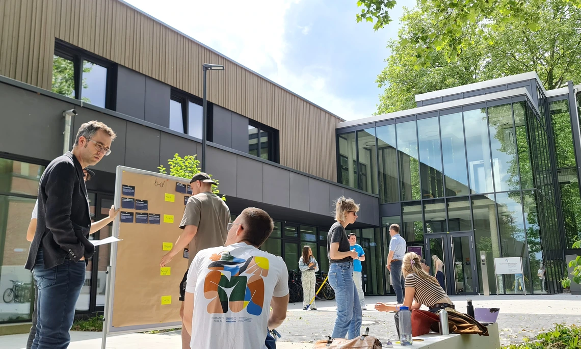 Herr Dirr hält eine Vorlesung im Freien auf dem Campus Neuburg.