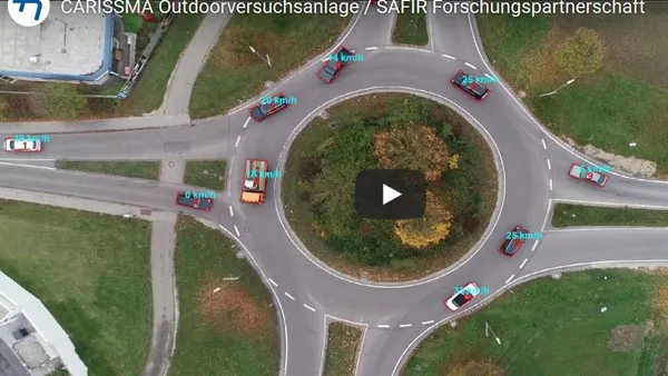 Abbildung: Startbild Video - ein Kreisverkehr mit mehreren Fahrzeugen darauf