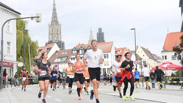 Professor Bienert läuft vor dem Ulmer Münster im Feld der Marathonläufer