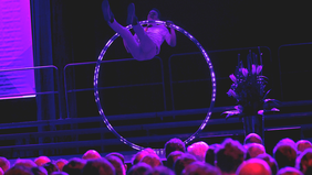 Akrobatik-Show: Ein Mann turnt auf einem Metallring