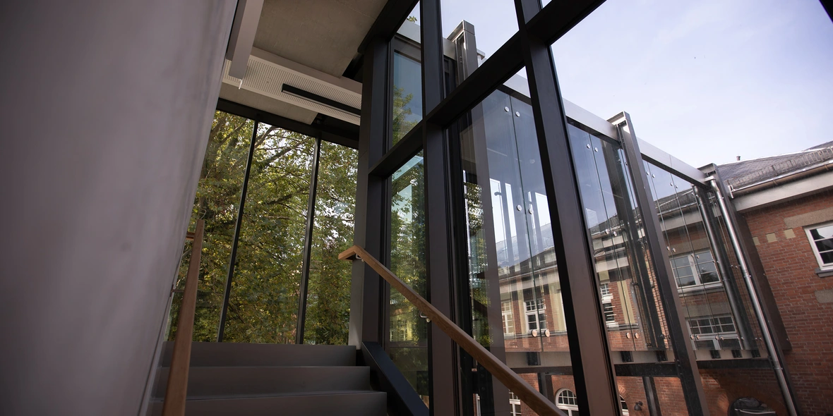 Blick von der Treppe in den Gang des Campus Neuburg