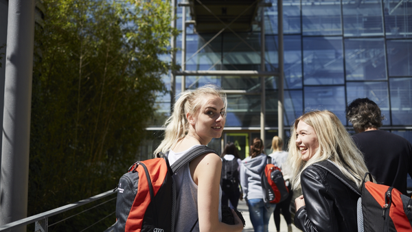 Studierende vor der Aula, außen